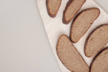 Beyaz arka planda dilimlenmiş kahverengi ekmek. Yüksek kalite fotoğraf