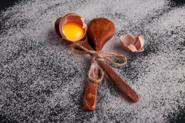 Tahta kaşıkta yumurta kabuğu ve yumurta sarısı. Yüksek kalite fotoğraf