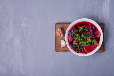 Sebze salatası ahşap tahtada mavi arka planda. Yüksek kalite fotoğraf