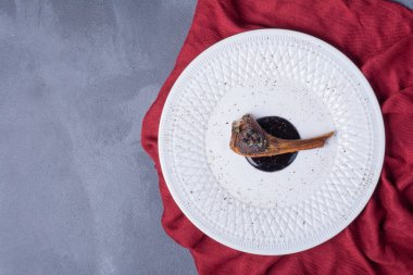 Kırmızı masa örtüsü mavi arka planda, beyaz tabakta kuzu kebabı. Yüksek kalite fotoğraf