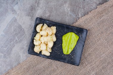 Yeşil soslu baharatlı ve otlu makarna. Yüksek kalite fotoğraf