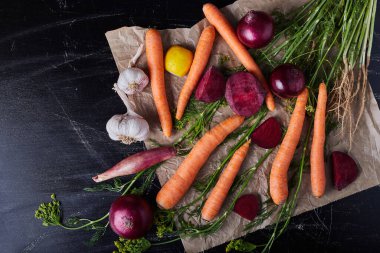 Siyah arka planda sebze bileşimi. Yüksek kalite fotoğraf