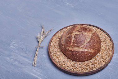 Tahta tabakta el yapımı yuvarlak ekmek ekmeği. Yüksek kalite fotoğraf