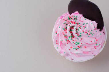 Beyaz yüzeyde tereyağlı kremalı kek. Yüksek kalite fotoğraf