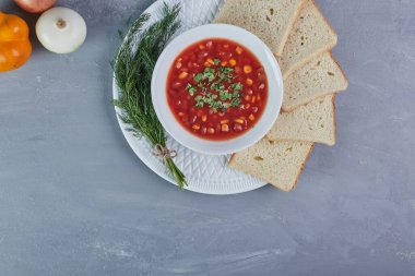 Bir demet dereotlu domates soslu mısır çorbası. Yüksek kalite fotoğraf