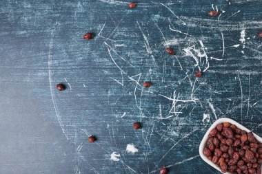 Beyaz seramik tabakta çikolatalı kahve çekirdekleri. Yüksek kalite fotoğraf