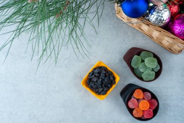 Bir sepet dolusu noel topuyla iki koyu şekerli marmelat. Yüksek kalite fotoğraf