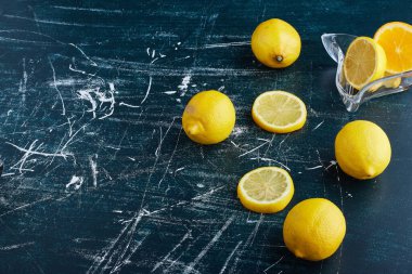 Mavi arka planda izole edilmiş limonlar. Yüksek kalite fotoğraf