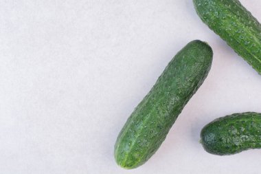 Beyaz arka planda üç taze salatalık. Yüksek kalite fotoğraf