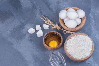 Tahta bir fincanda yumurta sarısı ve yumurta sarısı. Yüksek kalite fotoğraf