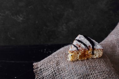 Çikolata şuruplu bir dilim limonlu turta. Yüksek kalite fotoğraf