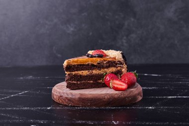 Koyu arkaplanda lezzetli çikolatalı pasta. Yüksek kalite fotoğraf