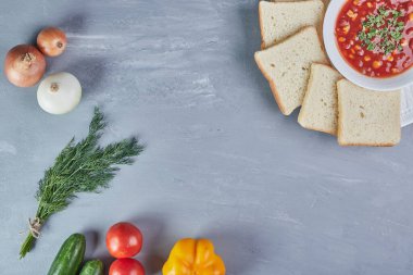 Domates soslu mısır çorbası, ekmek dilimleri ve sebzeler. Yüksek kalite fotoğraf