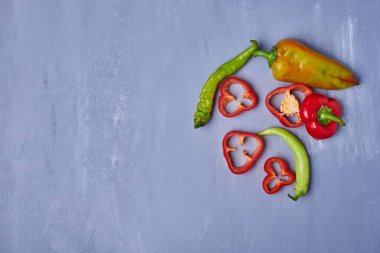 Mavi arka planda dilimlenmiş biber. Yüksek kalite fotoğraf