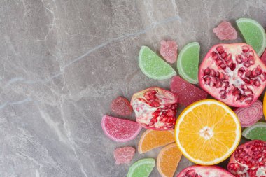 Mermer zemin üzerinde tatlı marmelatlı olgun meyveler. Yüksek kalite fotoğraf