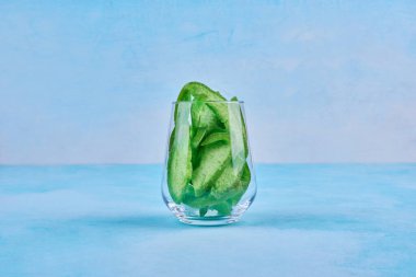 Mavi arka planda kurumuş meyve dilimleri. Yüksek kalite fotoğraf