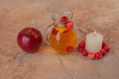 Vişne elması, elma, mermer zemin üzerinde bir bardak kavanoz ve mum. Yüksek kalite fotoğraf
