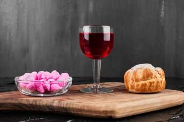Puf börekli pembe şekerler ve bir bardak şarap. Yüksek kalite fotoğraf