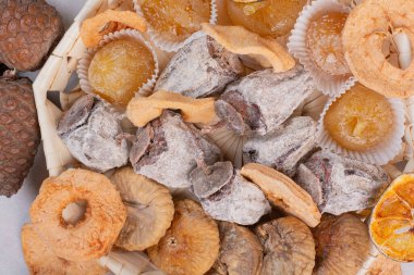 Bir sepet kozalaklı kurutulmuş meyve. Yüksek kalite fotoğraf