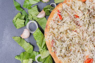 Mavi arka planda taze sebzeli tavuk peynirli pizza. Yüksek kalite fotoğraf