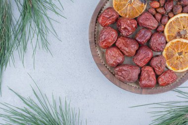 Kurutulmuş portakal, gül kalçası ve tahta tahtada gümüş çilek. Yüksek kalite fotoğraf