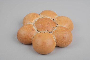 Bej arka planda taze çiçek şeklinde ekmek. Yüksek kalite fotoğraf