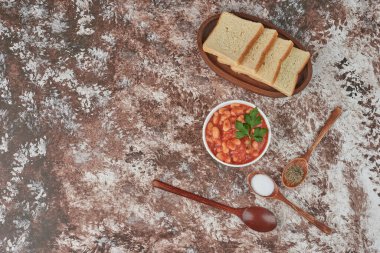 Otlu makarna çorbası, domates sosu ve ekmek dilimleri. Yüksek kalite fotoğraf