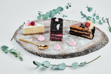 Kek dilimleri ahşap bir tabakta. Yüksek kalite fotoğraf