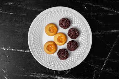 Beyaz tabakta kakao ve vanilyalı kurabiye. Yüksek kalite fotoğraf