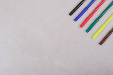 Beyaz arkaplanda renkli işaret kalemleri