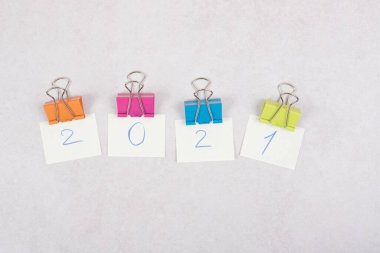 Beyaz arkaplanda renkli ataçlı dört çıkartma