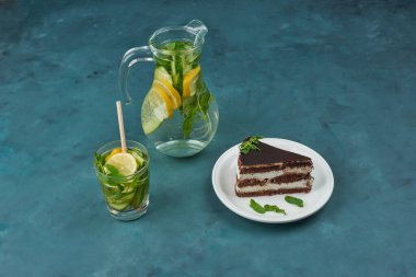 Bir dilim çikolatalı kek ve mojito. Yüksek kalite fotoğraf