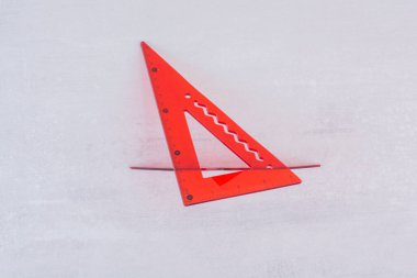 Beyaz arka planda şekilli kırmızı cetvel. Yüksek kalite fotoğraf