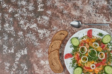 Seramik tabakta sebze salatası. Yüksek kalite fotoğraf