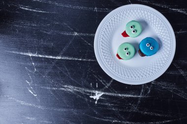 Beyaz tabakta mavi kurabiyeler. Yüksek kalite fotoğraf