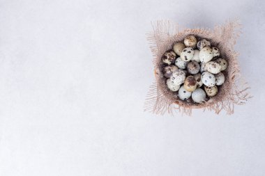 Beyaz yüzeyde kasede organik bıldırcın yumurtaları. Yüksek kalite fotoğraf