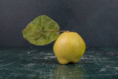 Mermer zemin üzerinde taze sarı ayva
