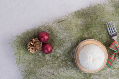 Hindistan cevizi serpiştirilmiş kek ve yeşil arka planda çatal. Yüksek kalite fotoğraf