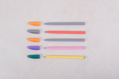 Beyaz arkaplanda renkli işaret kalemleri