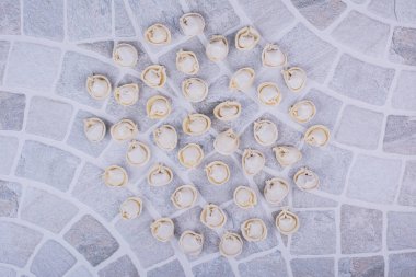 Gri arka planda pişmemiş Kafkasya kumaşı var. Yüksek kalite fotoğraf