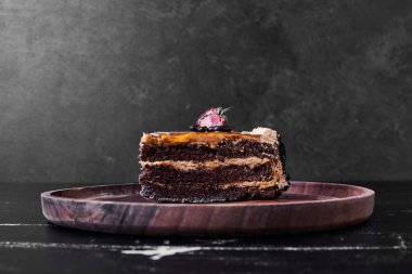 Tahta tabakta bir dilim çikolatalı karamelli kek. Yüksek kalite fotoğraf