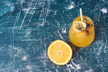 Mavi arka planda bir bardak içkili limon dilimi. Yüksek kalite fotoğraf