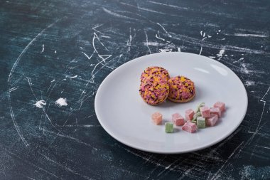 Beyaz tabakta jöleli şekerli lokum kurabiyeleri. Yüksek kalite fotoğraf