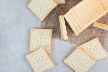 Çuval bezinde taze ekmek dilimleri. Yüksek kalite fotoğraf