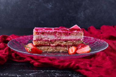 Mor bir tabakta çilekli pastayı kapat. Yüksek kalite fotoğraf