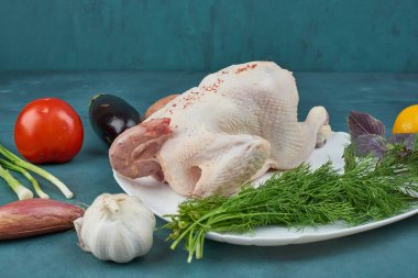 Etrafı sebzelerle dolu beyaz tabakta tavuk. Yüksek kalite fotoğraf