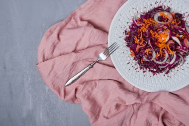 Mavi arka planda beyaz tabakta sebze salatası. Yüksek kalite fotoğraf