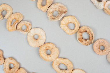 Gri arka planda kurutulmuş elma cipsi. Yüksek kalite fotoğraf