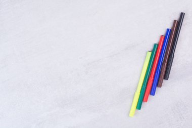 Beyaz arkaplanda renkli kalem seti. Yüksek kalite fotoğraf