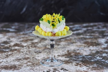 Siyah arkaplanda ayçiçeği şeklinde bir pasta. Yüksek kalite fotoğraf